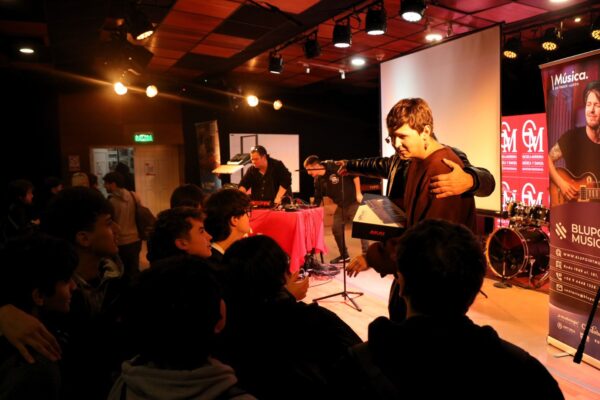 Akai Bluepoint music Chile