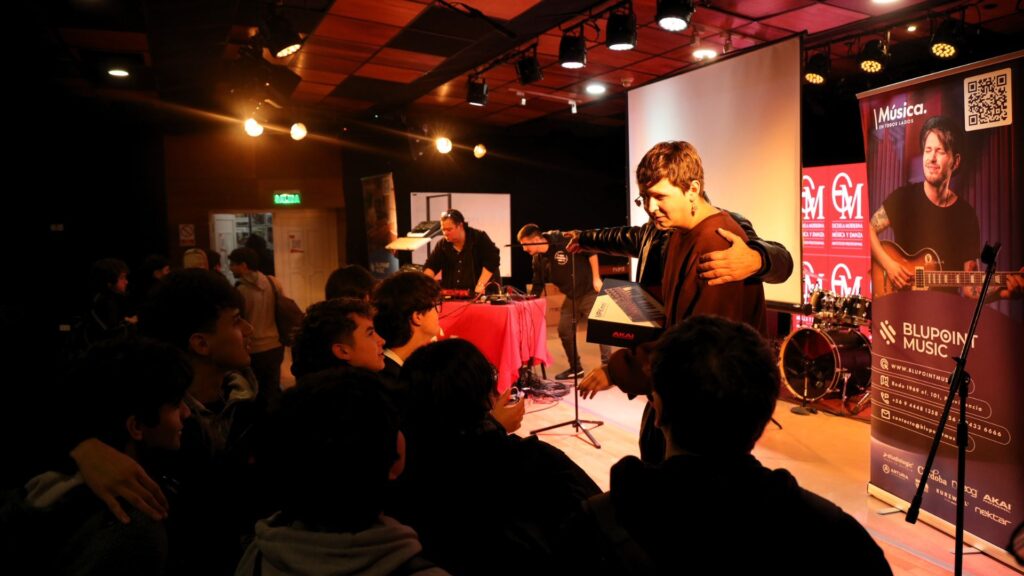 Akai y Bluepoint Music sortearon controladores AKAI entre los asistentes