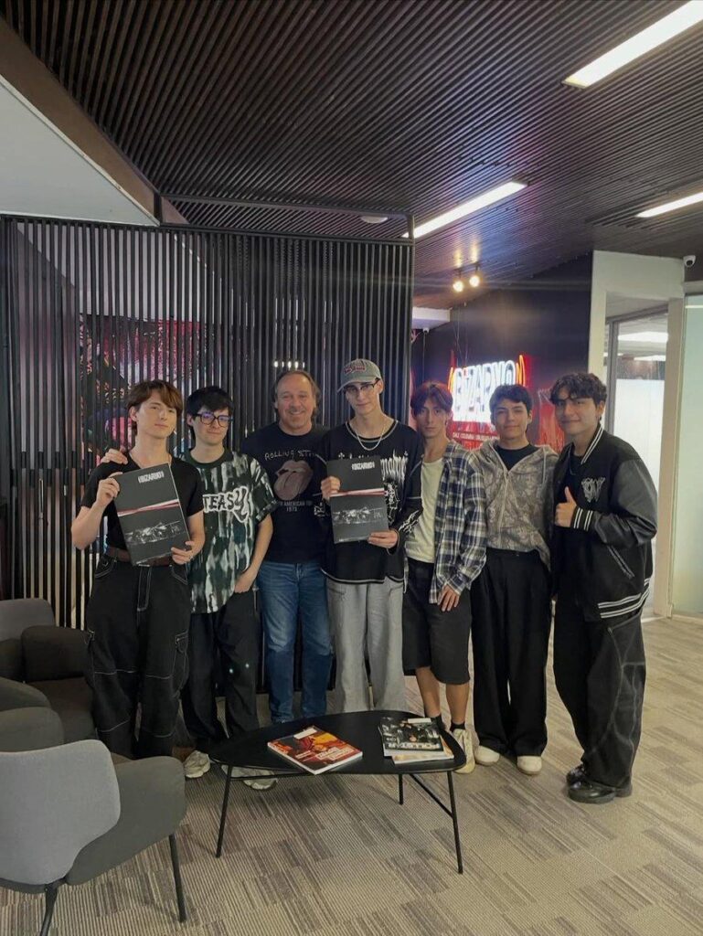 Q_ARE Firma con BZR Music 